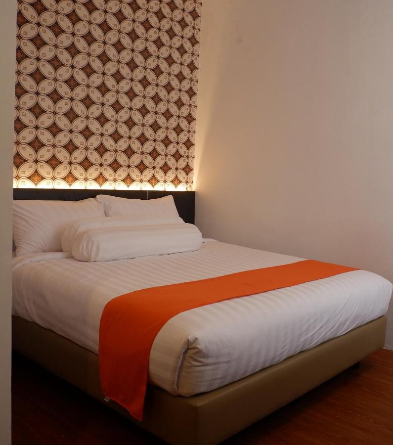 Front One Boutique Tugu Muda Semarang Hotel Exterior photo